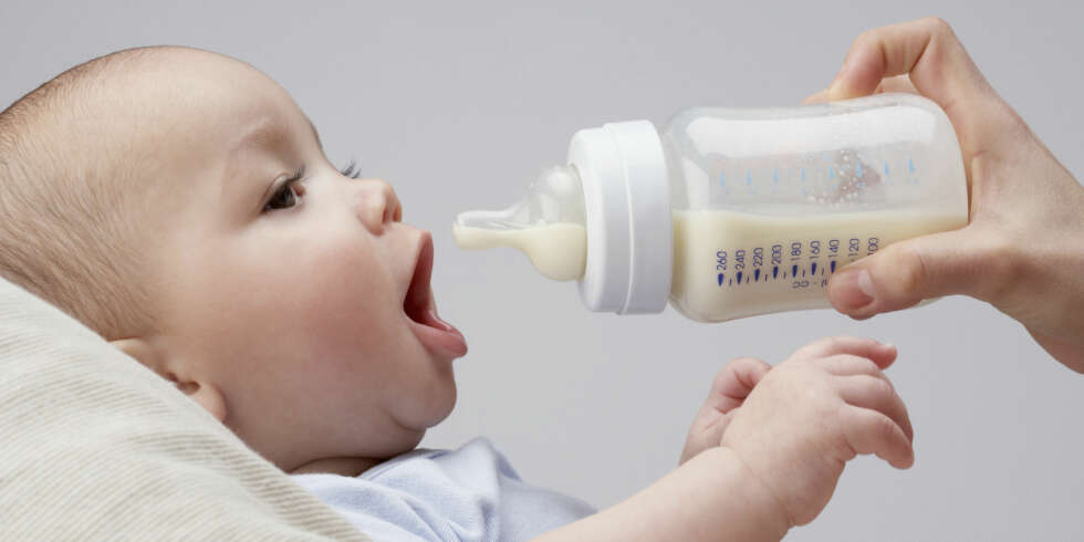 GULPING OG REFLUKS: Refluks, eller gulping, er vanlig blant babyer. Spedbarn gulper opp mat etter måltider, men gulper babyen mye, kan den ha en refluks-sykdom. GULPING OG REFLUKS: Refluks, eller gulping, er vanlig blant babyer. Spedbarn gulper opp mat etter måltider, men gulper babyen mye, kan den ha en refluks-sykdom.