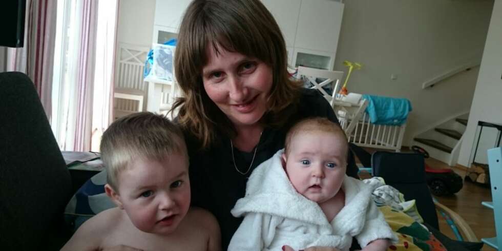 ØVELSE GIR MESTER: Jeg husker en av jordmødrene sa at var det en ting jeg kom til å bli god på, så var det å spise med en hånd og babyen på fanget, skriver Hilde Øino Nilsen. ØVELSE GIR MESTER: Jeg husker en av jordmødrene sa at var det en ting jeg kom til å bli god på, så var det å spise med en hånd og babyen på fanget, skriver Hilde Øino Nilsen.