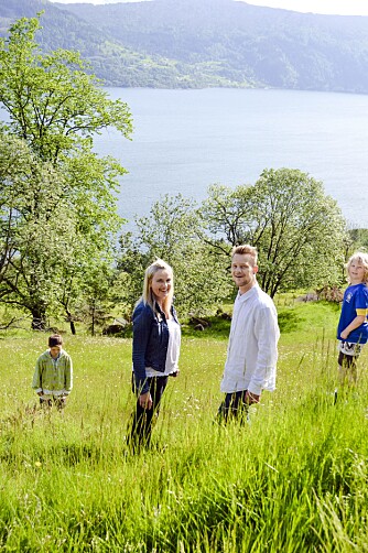 VAKKERT: Falk, mamma Berit, pappa Inge og Julian trives godt på den gamle gården de kjøpte for fem år siden. De nyter ren luft og den vakre utsikten over fjord og fjell hver eneste dag, og barna har fått helt andre oppvekstvilkår. De har tatt et valg for livet. VAKKERT: Falk, mamma Berit, pappa Inge og Julian trives godt på den gamle gården de kjøpte for fem år siden. De nyter ren luft og den vakre utsikten over fjord og fjell hver eneste dag, og barna har fått helt andre oppvekstvilkår. De har tatt et valg for livet.