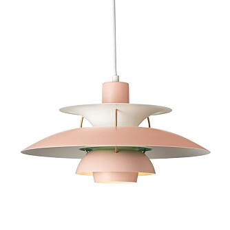 Den hvite og rosa fargen er en fin kontrast til tidens naturmaterialer og forskjellige tresorter. Den hvite og rosa fargen er en fin kontrast til tidens naturmaterialer og forskjellige tresorter.