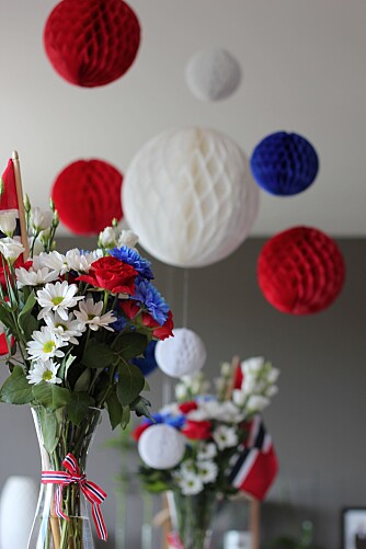 POMPOMS: - Jeg pyntet bordet med blomster i rødt, hvitt og blått og flagg på hver ende av langbordet. I taket hang jeg opp pomponger i Norges nasjonalfarger, noen fra Kremmerhuset og noen fra Søstrene Grene for å få de i flere forskjellige størrelser, forteller instagrammer Linn Merete Skaare. POMPOMS: - Jeg pyntet bordet med blomster i rødt, hvitt og blått og flagg på hver ende av langbordet. I taket hang jeg opp pomponger i Norges nasjonalfarger, noen fra Kremmerhuset og noen fra Søstrene Grene for å få de i flere forskjellige størrelser, forteller instagrammer Linn Merete Skaare.