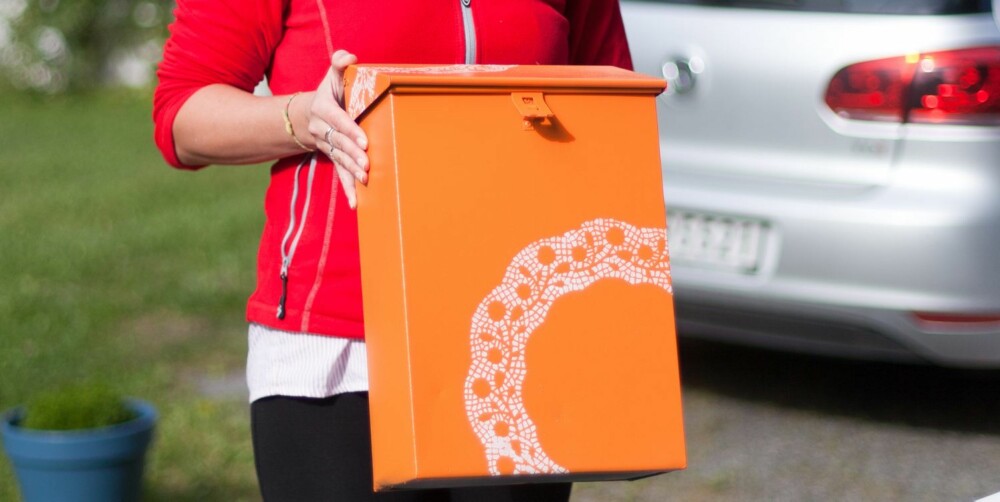 ORANSJE: Denne postkassen ble spraylakket oransje. Etterpå ble det lagt en sjablong over og spraylakket i hvitt, ORANSJE: Denne postkassen ble spraylakket oransje. Etterpå ble det lagt en sjablong over og spraylakket i hvitt,