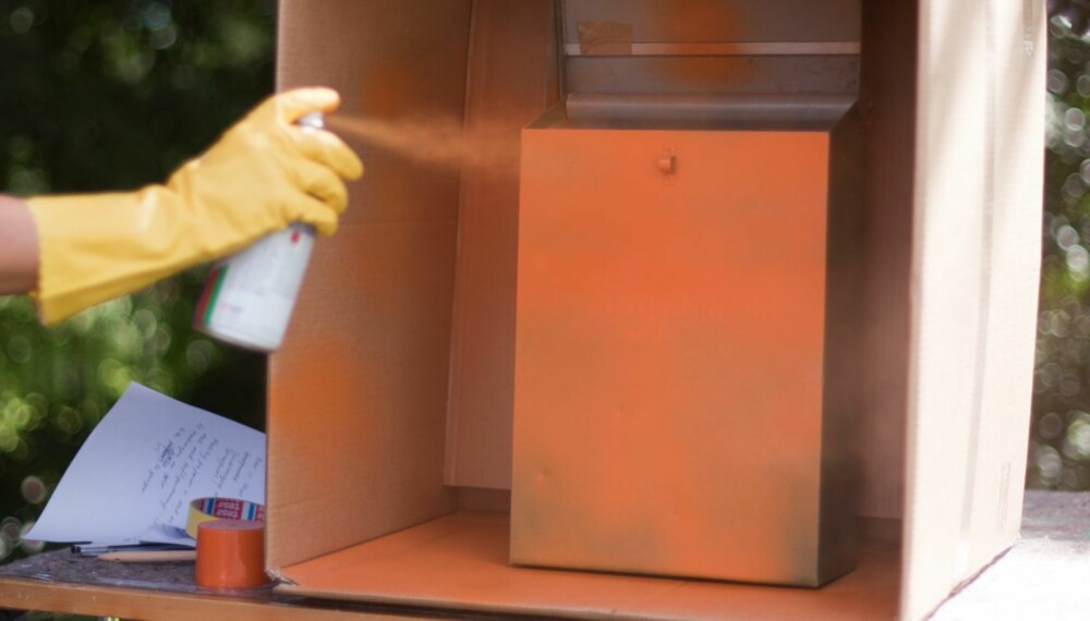 SPRAY: Med spraylakk går det raskt å skifte farge på postkassen. Sørg for å ha en pappeske eller lignende som beskyttelse rundt. SPRAY: Med spraylakk går det raskt å skifte farge på postkassen. Sørg for å ha en pappeske eller lignende som beskyttelse rundt.