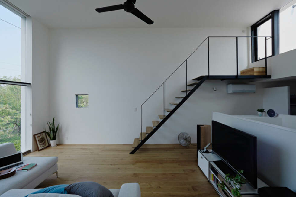 UTGANG TIL TERRASSEN: Via en smarte trapp midt i hovedrommet, kommer man seg opp og ut til terrassen. UTGANG TIL TERRASSEN: Via en smarte trapp midt i hovedrommet, kommer man seg opp og ut til terrassen.