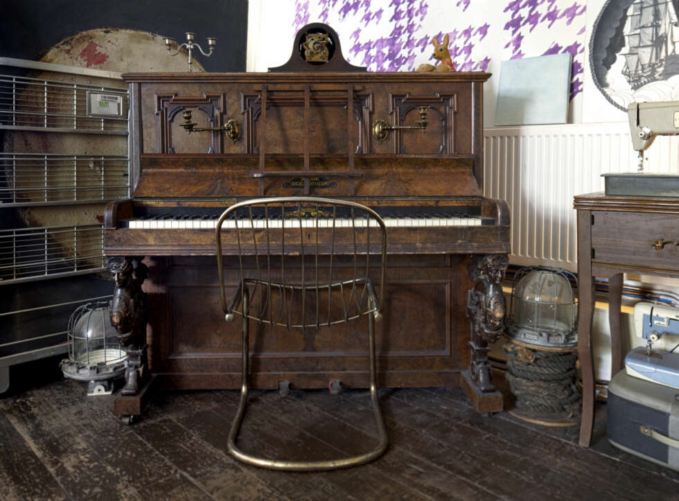 GRATIS PIANO: Ingen i huset kan spille og instrumentet kan ikke stemmes, men Ana synes Sterndale-pianoet er et vakkert møbel i seg selv. GRATIS PIANO: Ingen i huset kan spille og instrumentet kan ikke stemmes, men Ana synes Sterndale-pianoet er et vakkert møbel i seg selv.