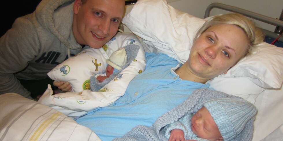 TVILLINGFORELDRE: Pappa Lars og mamma Camilla med sine to fine gutter i armene. TVILLINGFORELDRE: Pappa Lars og mamma Camilla med sine to fine gutter i armene.
