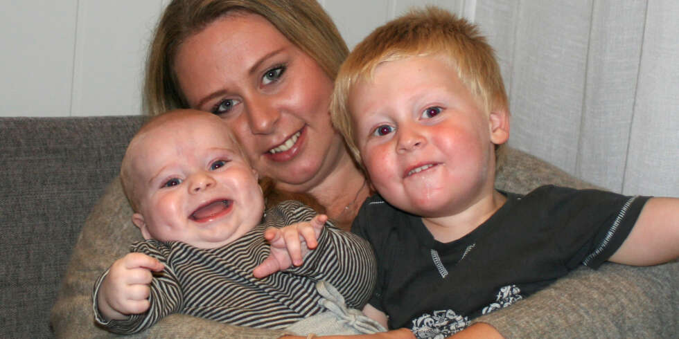 MITT VALG: - Nå, 3 år senere, sitter jeg ikke igjen med dårlig samvittighet; dette er et valg jeg har tatt. Min sønn er en herlig, sunn, frisk og trygg liten treåring. Vi fikk en fantastisk kontakt, tross alle advarsler om det motsatte, skriver Hanna. Her med Håkon (5 mnd.) og Henrik (3). MITT VALG: - Nå, 3 år senere, sitter jeg ikke igjen med dårlig samvittighet; dette er et valg jeg har tatt. Min sønn er en herlig, sunn, frisk og trygg liten treåring. Vi fikk en fantastisk kontakt, tross alle advarsler om det motsatte, skriver Hanna. Her med Håkon (5 mnd.) og Henrik (3).