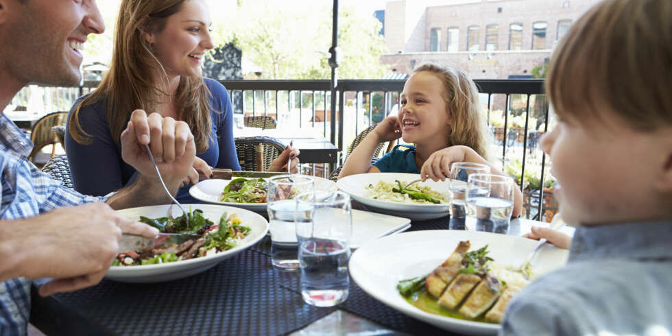 PÅ RESTAURANT MED BARNA: Det å spise ute med barn, behøver ikke å bli stress.
Illustrasjonsfoto: Colourbox PÅ RESTAURANT MED BARNA: Det å spise ute med barn, behøver ikke å bli stress.
Illustrasjonsfoto: Colourbox
