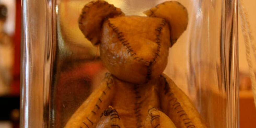 TEDDYBJØRN AV MORKAKE: Dette er helt klart one-of-a-kind! En hjemmesydd teddy av morkaka. Det følger med ett utstyrssett slik at du kan gjøre dette hjemme... TEDDYBJØRN AV MORKAKE: Dette er helt klart one-of-a-kind! En hjemmesydd teddy av morkaka. Det følger med ett utstyrssett slik at du kan gjøre dette hjemme...