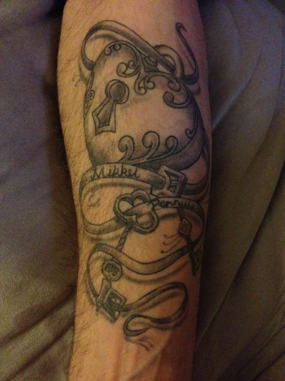 HENGELÅS MED NØKLER: Eivind Simensen (30) har en tatovering for hver av barna, Mikkel på 3 år og Pernille på 10 mnd. Den er en hengelås formet som et hjerte med to nøkler til, en for hver av barna. HENGELÅS MED NØKLER: Eivind Simensen (30) har en tatovering for hver av barna, Mikkel på 3 år og Pernille på 10 mnd. Den er en hengelås formet som et hjerte med to nøkler til, en for hver av barna.