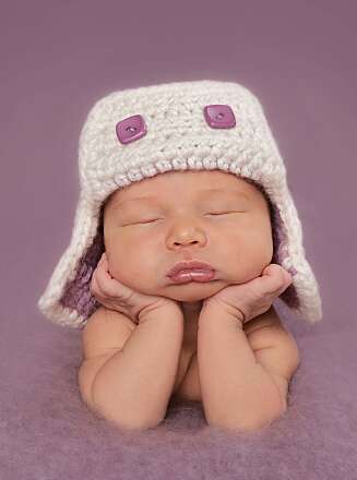VONDT FOR BABYEN: 8 dager gamle Amalie gjør en flott jobb som modell. Men er dette en heldig stilling for en baby? VONDT FOR BABYEN: 8 dager gamle Amalie gjør en flott jobb som modell. Men er dette en heldig stilling for en baby?