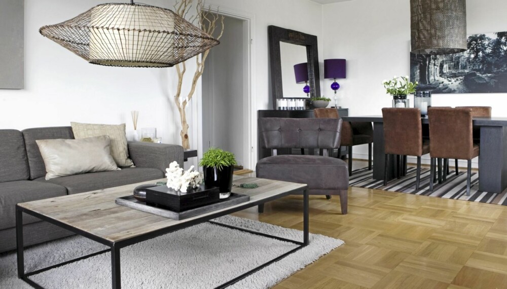 TIDLØST: Stuen er stilrent innredet. Lenestolen er fra Living, sofa fra svenske Engelsson og salongbord fra Konzept HP. Den lilla lampen er kjøpt i Argentina. TIDLØST: Stuen er stilrent innredet. Lenestolen er fra Living, sofa fra svenske Engelsson og salongbord fra Konzept HP. Den lilla lampen er kjøpt i Argentina.