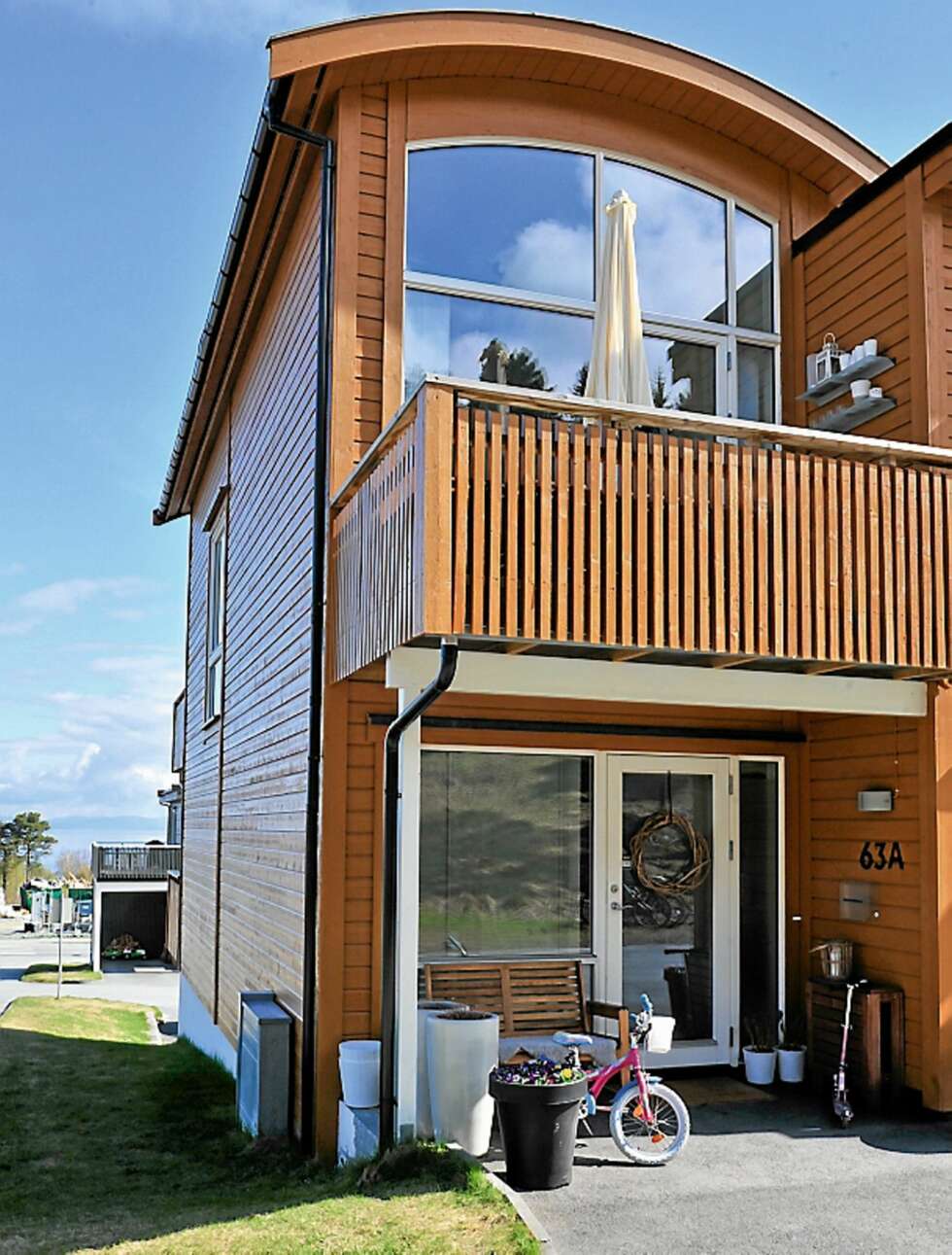 SENTRUMSNÆRT: Den kjedede eneboligen er stram og moderne, og ligger tett på naturen like utenfor Trondheim sentrum. SENTRUMSNÆRT: Den kjedede eneboligen er stram og moderne, og ligger tett på naturen like utenfor Trondheim sentrum.