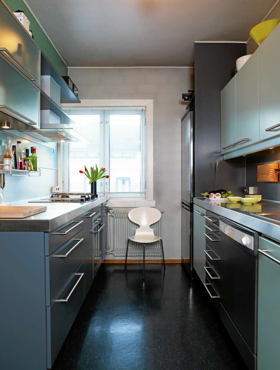 BLANDET. Eieren av dette kjøkkenet har mikset svarte flater med grått og dus grønn. Sammen med beige og pastellfarger blir svart mykere enn når den kun brukses sammen med hvitt. BLANDET. Eieren av dette kjøkkenet har mikset svarte flater med grått og dus grønn. Sammen med beige og pastellfarger blir svart mykere enn når den kun brukses sammen med hvitt.