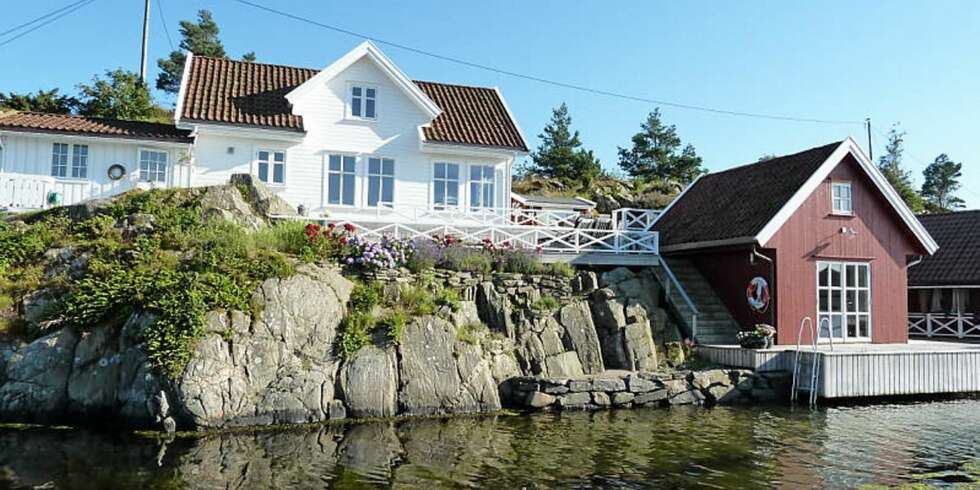 TIL LEIE: Ledig sjøhytte i Søgne utenfor Kristiansand med båt og innredet sjøbod. Primærrom 140 kvm 10 sengeplasser. 5 soverom. Pris per. uke fra 20.000 til 25.000 kr. TIL LEIE: Ledig sjøhytte i Søgne utenfor Kristiansand med båt og innredet sjøbod. Primærrom 140 kvm 10 sengeplasser. 5 soverom. Pris per. uke fra 20.000 til 25.000 kr.