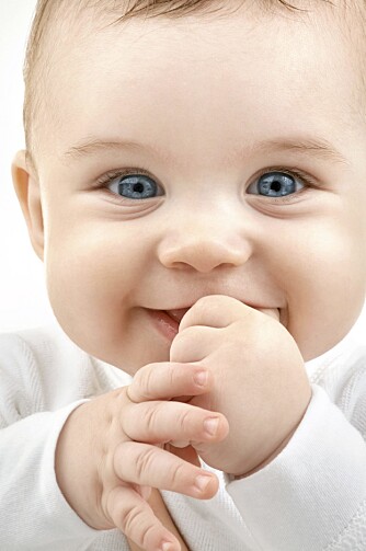 SMILER OFTERE ENN HUN GRÅTER: En baby gråter for at du skal dekke behovene hennes. Men en tilfreds baby smiler oftere enn hun gråter. SMILER OFTERE ENN HUN GRÅTER: En baby gråter for at du skal dekke behovene hennes. Men en tilfreds baby smiler oftere enn hun gråter.