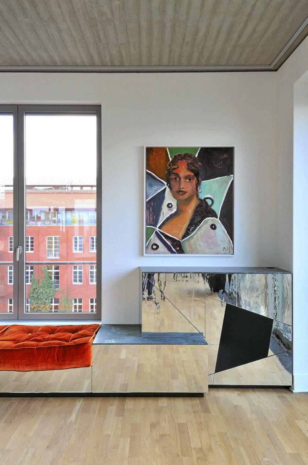 GALLERI: Leilighetens hvite vegger og overflater i speil gjør at den kan minne om et kunstgalleri. GALLERI: Leilighetens hvite vegger og overflater i speil gjør at den kan minne om et kunstgalleri.