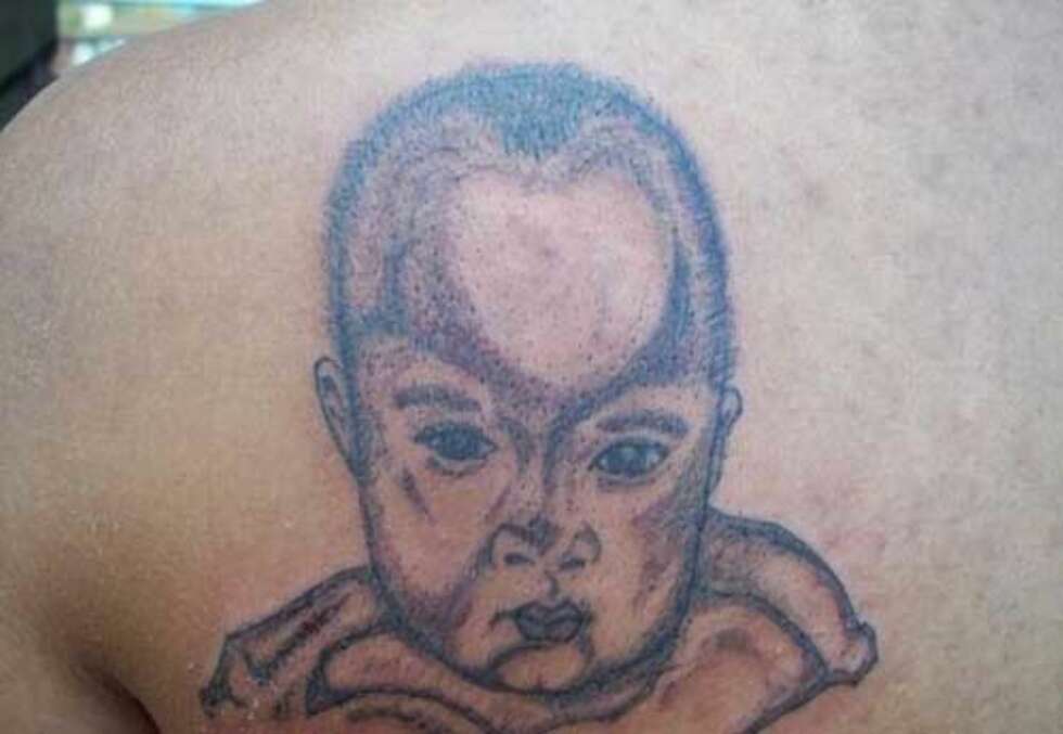 SKYGGELEGGING GONE BAD: Mange av de uheldige babyportrettatoveringene lider under dårlig skyggelegging. Som denne, der det ser ut som tatovøren har gått bananas med prikkingen. SKYGGELEGGING GONE BAD: Mange av de uheldige babyportrettatoveringene lider under dårlig skyggelegging. Som denne, der det ser ut som tatovøren har gått bananas med prikkingen.