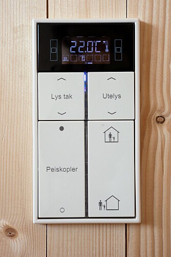VEGGMONTERTE KONSOLLER: Lys og luft reguleres med konsoller, og innstillingene kan styres med en ordinære smarttelefon. Styringssystemet er fra Instell. VEGGMONTERTE KONSOLLER: Lys og luft reguleres med konsoller, og innstillingene kan styres med en ordinære smarttelefon. Styringssystemet er fra Instell.