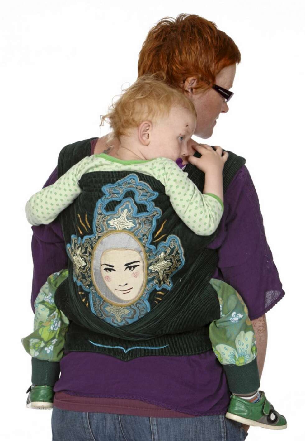 HVORDAN BÆRE BABYEN: Edvard på 2 år er så stor at han ikke trenger støtte i hele ryggen. Derfor er stoffet dratt ned slik at han har frie armer. HVORDAN BÆRE BABYEN: Edvard på 2 år er så stor at han ikke trenger støtte i hele ryggen. Derfor er stoffet dratt ned slik at han har frie armer.