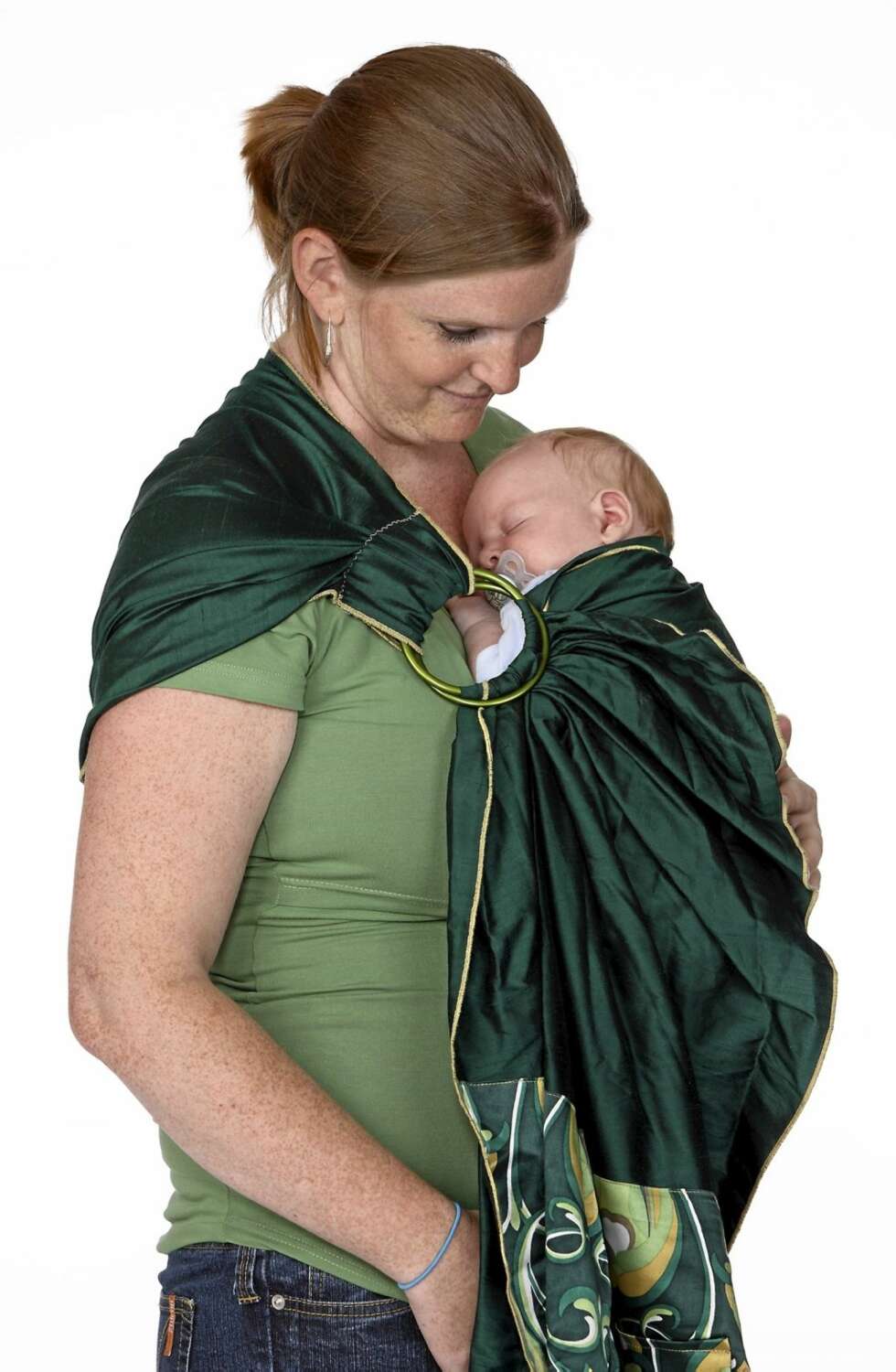 HVORDAN BÆRE BABYEN: Mamma Siri bruker ofte ringslynge når hun skal bære Isak. HVORDAN BÆRE BABYEN: Mamma Siri bruker ofte ringslynge når hun skal bære Isak.