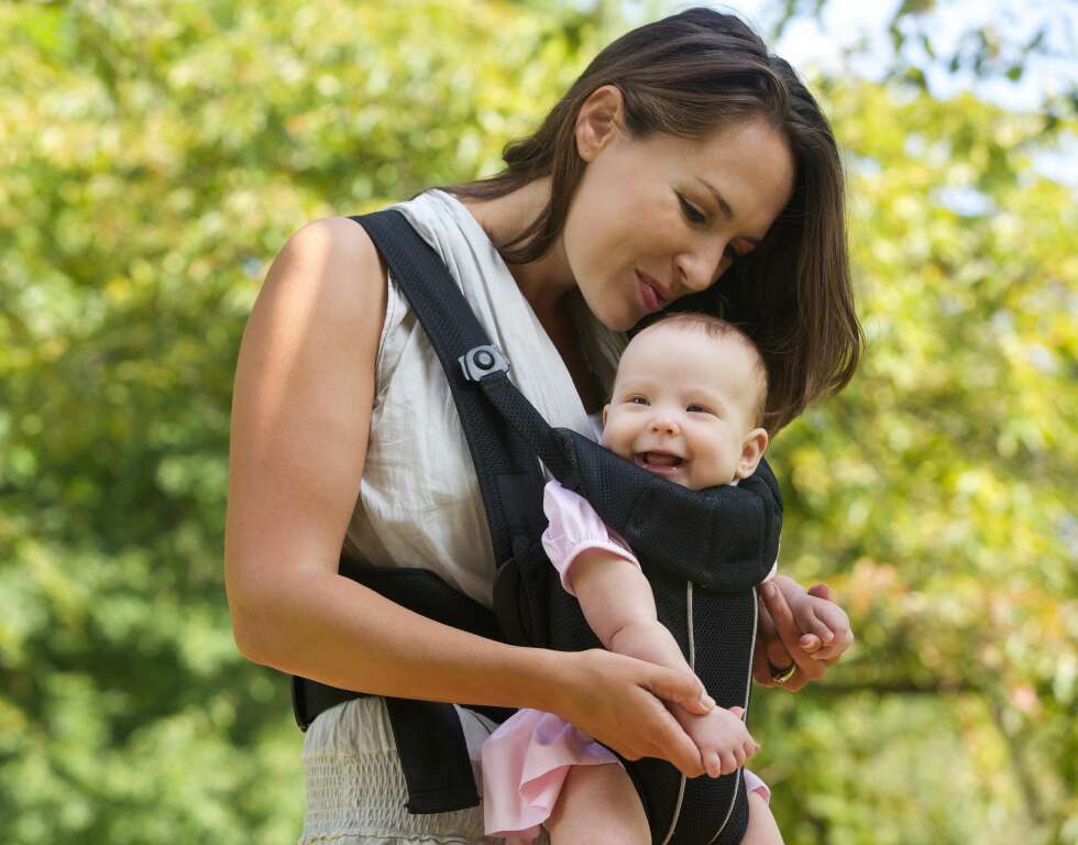 HVORDAN BÆRE BABYEN: Bærehjelp? Vanskelig å feste sjalet? Fortvil ikke. Sertifiserte bærehjelpere har organisert seg i de fleste norske byer. HVORDAN BÆRE BABYEN: Bærehjelp? Vanskelig å feste sjalet? Fortvil ikke. Sertifiserte bærehjelpere har organisert seg i de fleste norske byer.