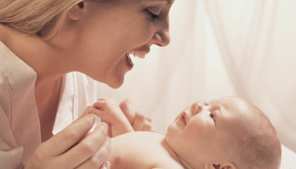 BABYSPRÅK: betyr at vi snakker med lys stemme, vi bruker enkle setninger, vi gjentar ytringer mye og vi stiller mange spørsmål. BABYSPRÅK: betyr at vi snakker med lys stemme, vi bruker enkle setninger, vi gjentar ytringer mye og vi stiller mange spørsmål.