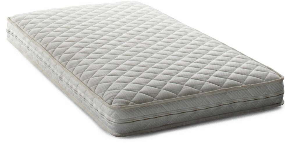 MADRASS TIL BABY: Madrassen Svane Baby fra Ekornes består av fem ulike, innvendige lag polyester hulfiber, som kan tas fra hverandre og skylles. Alle delene tørker hurtig. Glidelåser gjør det enkelt å ta trekket av og på. Hulfibrene bidrar til å gi madrassen spenst, pusteevne og evne til å lede bort fuktighet. Overtrekket kan vaskes på 60 grader. MADRASS TIL BABY: Madrassen Svane Baby fra Ekornes består av fem ulike, innvendige lag polyester hulfiber, som kan tas fra hverandre og skylles. Alle delene tørker hurtig. Glidelåser gjør det enkelt å ta trekket av og på. Hulfibrene bidrar til å gi madrassen spenst, pusteevne og evne til å lede bort fuktighet. Overtrekket kan vaskes på 60 grader.