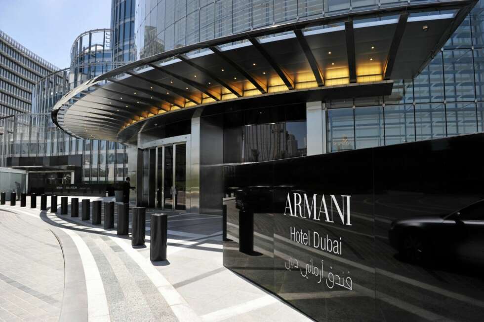 ENORMT: Armani Hotel Dubai opptar kun en liten del av den enorme skyskraperen, men har likevel hele 160 rom til disposisjon. I tillegg til hele åtte restauranter, utsalgssteder og spa. ENORMT: Armani Hotel Dubai opptar kun en liten del av den enorme skyskraperen, men har likevel hele 160 rom til disposisjon. I tillegg til hele åtte restauranter, utsalgssteder og spa.
