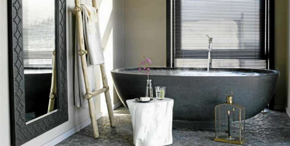 LUN HULE: Badet på Quality Spa & Resort Norefjell skal gi assosiasjoner til fjell og fjellvann, ifølge interiørarkitekt Vigdis Bergh. Badekaret er svart og på gulvet ligger grå bruddsten. LUN HULE: Badet på Quality Spa & Resort Norefjell skal gi assosiasjoner til fjell og fjellvann, ifølge interiørarkitekt Vigdis Bergh. Badekaret er svart og på gulvet ligger grå bruddsten.