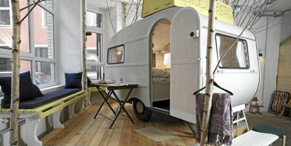 ORIGINALT: I Hüttenpalast i Neukölln i Berlin sover gjestene i campingvogner og hytter. Enkeltrom: 40 euro per natt. Dobbeltrom: 60 euro per natt. En liten frokost er inkludert. For vanlige hotellrom starter prisen på 60 euro per natt. (www.janbrockhaus.de) ORIGINALT: I Hüttenpalast i Neukölln i Berlin sover gjestene i campingvogner og hytter. Enkeltrom: 40 euro per natt. Dobbeltrom: 60 euro per natt. En liten frokost er inkludert. For vanlige hotellrom starter prisen på 60 euro per natt. (www.janbrockhaus.de)