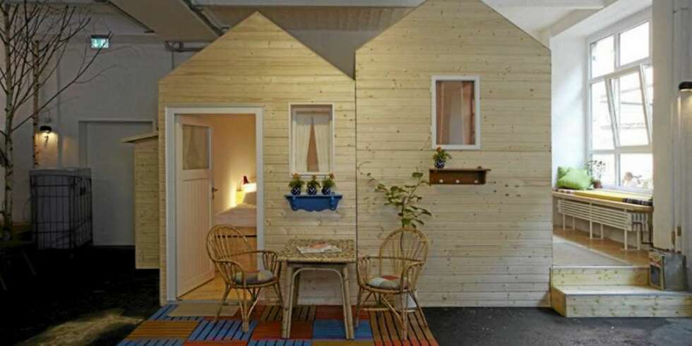 SOSIALT: Hver hytte er individuelt designet og har litt plass foran, slik at gjestene kan ta en prat med sine nærmeste naboer. SOSIALT: Hver hytte er individuelt designet og har litt plass foran, slik at gjestene kan ta en prat med sine nærmeste naboer.