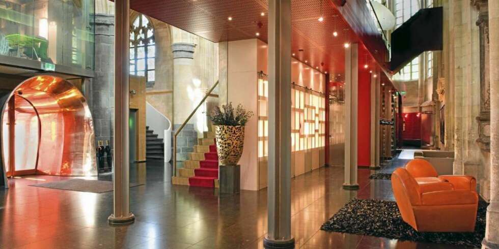SAMSPILL: Bygningen er et gotisk kloster ombygd til et hotell beliggende i Maastricht i Nederland. Her ser du et spektakulært samspill mellom klassisk arkitektur og moderne design. SAMSPILL: Bygningen er et gotisk kloster ombygd til et hotell beliggende i Maastricht i Nederland. Her ser du et spektakulært samspill mellom klassisk arkitektur og moderne design.