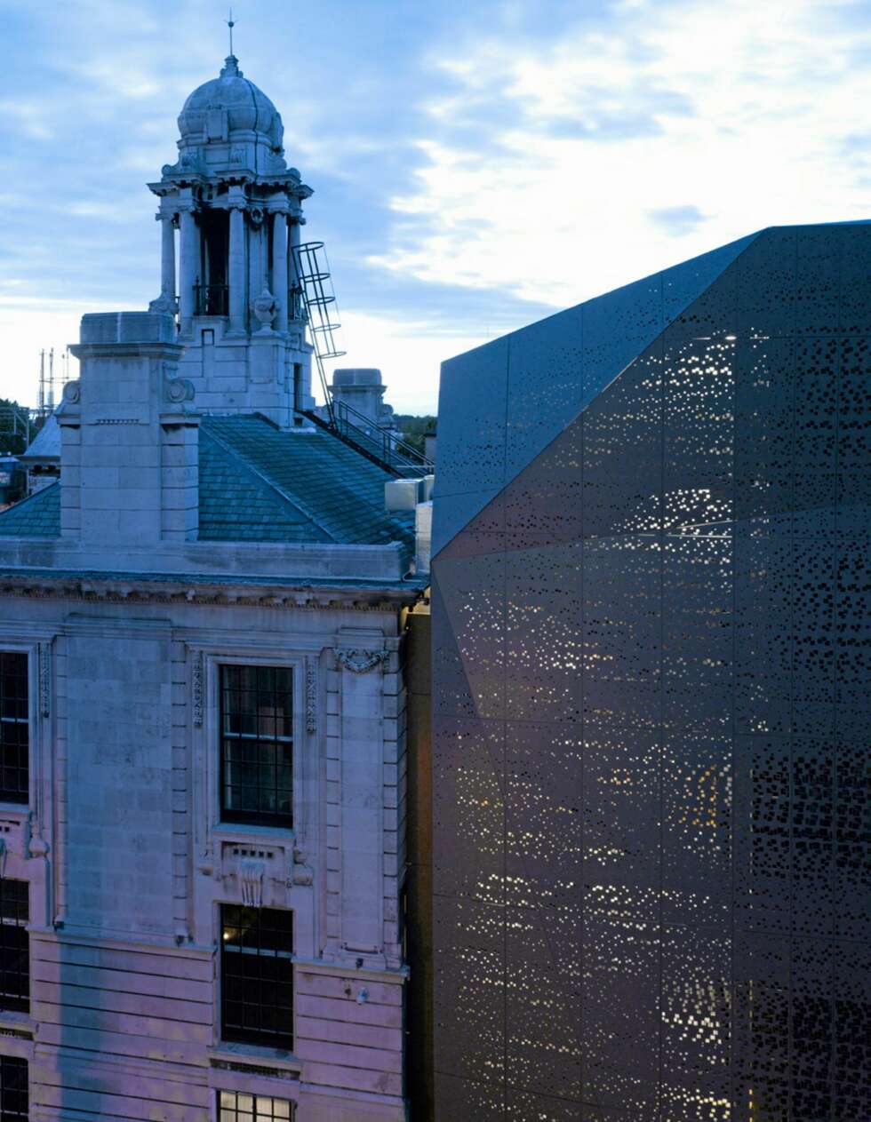 STILFULLT MØTE: Det er det franske arkitektkontoret Rare Architecture som har sveiset sammen stilartene og aluminiumsmønsteret i The Town Hall Hotel & Apartments i London. STILFULLT MØTE: Det er det franske arkitektkontoret Rare Architecture som har sveiset sammen stilartene og aluminiumsmønsteret i The Town Hall Hotel & Apartments i London.