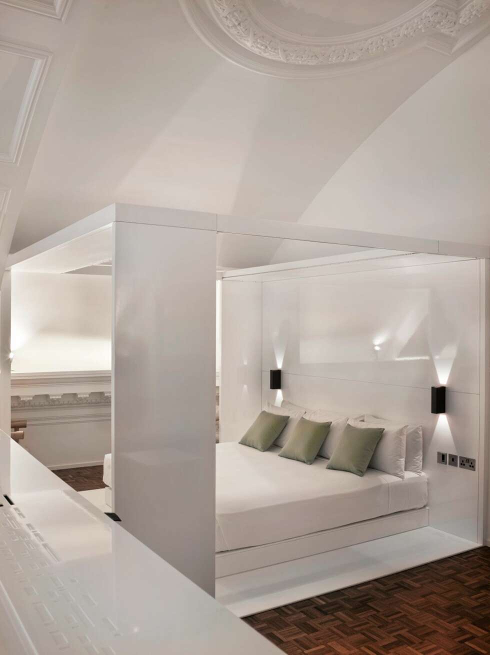 HVIT HIMMEL: Moderne himmelseng i klassiske rammer blir vakkert når det utføres slik som her. Eldre ornamenter i taket minner deg om at du overnatter på et bevaringsverdig hotell. HVIT HIMMEL: Moderne himmelseng i klassiske rammer blir vakkert når det utføres slik som her. Eldre ornamenter i taket minner deg om at du overnatter på et bevaringsverdig hotell.