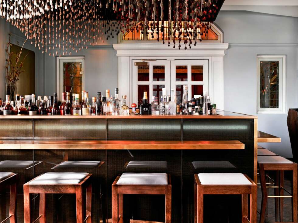 NÅR UTE BLIR INNE: Rådhusets originale yttervegger er blitt til innervegger i hotellets bar. De lyskroneaktige lampene over bardisken skaper en glamorøs og moderne stemning, en fin effekt mot alt det gamle. NÅR UTE BLIR INNE: Rådhusets originale yttervegger er blitt til innervegger i hotellets bar. De lyskroneaktige lampene over bardisken skaper en glamorøs og moderne stemning, en fin effekt mot alt det gamle.