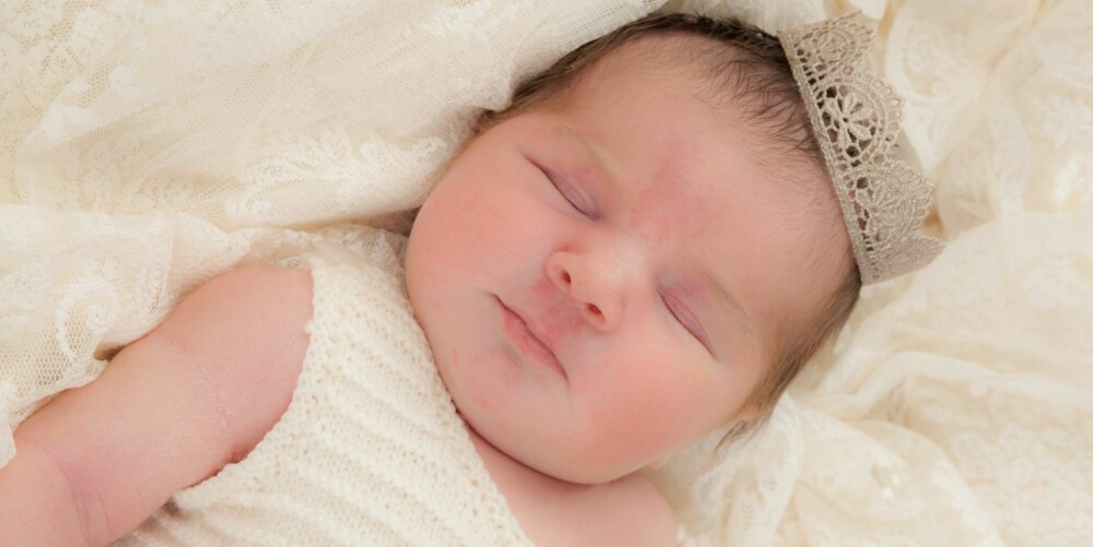 SLIK TAR DU BABYBILDER: Her sover en liten prinsesse søtt, med krone på hodet, og tiden er perfekt for fotografering. SLIK TAR DU BABYBILDER: Her sover en liten prinsesse søtt, med krone på hodet, og tiden er perfekt for fotografering.
