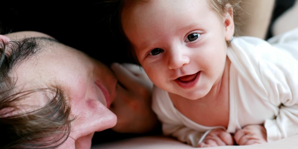SLIK TAR DU BABYBILDER: Med en gang babyen har hodet oppe og ser inn i kameraet, må du fyre løs på avløserknappen. Hvert øyeblikk teller! SLIK TAR DU BABYBILDER: Med en gang babyen har hodet oppe og ser inn i kameraet, må du fyre løs på avløserknappen. Hvert øyeblikk teller!