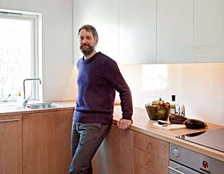 ARKITEKT PÅ HJEMMEBANE: Søren Sandved har sammen med sine kone Karen Marie Ilstad og hennes bror Hans Petter Ilstad spesialtilpasset et kjøkken på 8 kvadratmeter. ARKITEKT PÅ HJEMMEBANE: Søren Sandved har sammen med sine kone Karen Marie Ilstad og hennes bror Hans Petter Ilstad spesialtilpasset et kjøkken på 8 kvadratmeter.