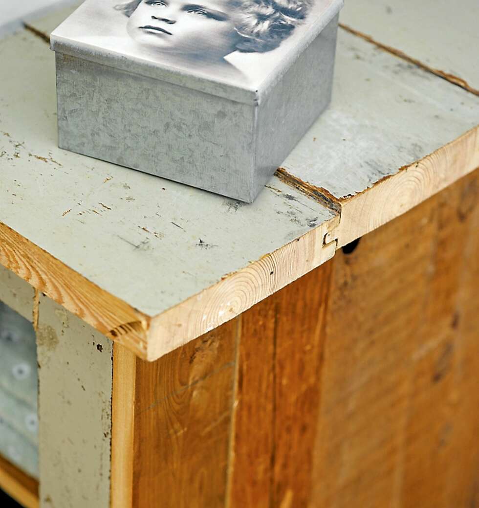 MATERIALMIKS: Miksen av malte og beisede bord gir sammen med den trehvite endeveden en flott effekt. Oppbevaringsboks fra Kremmerhuset. MATERIALMIKS: Miksen av malte og beisede bord gir sammen med den trehvite endeveden en flott effekt. Oppbevaringsboks fra Kremmerhuset.
