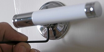 Stram til: Noen dørvridere har en egen strarmmeskrue.Den sitter bedre med litt Locktite. Stram til: Noen dørvridere har en egen strarmmeskrue.Den sitter bedre med litt Locktite.