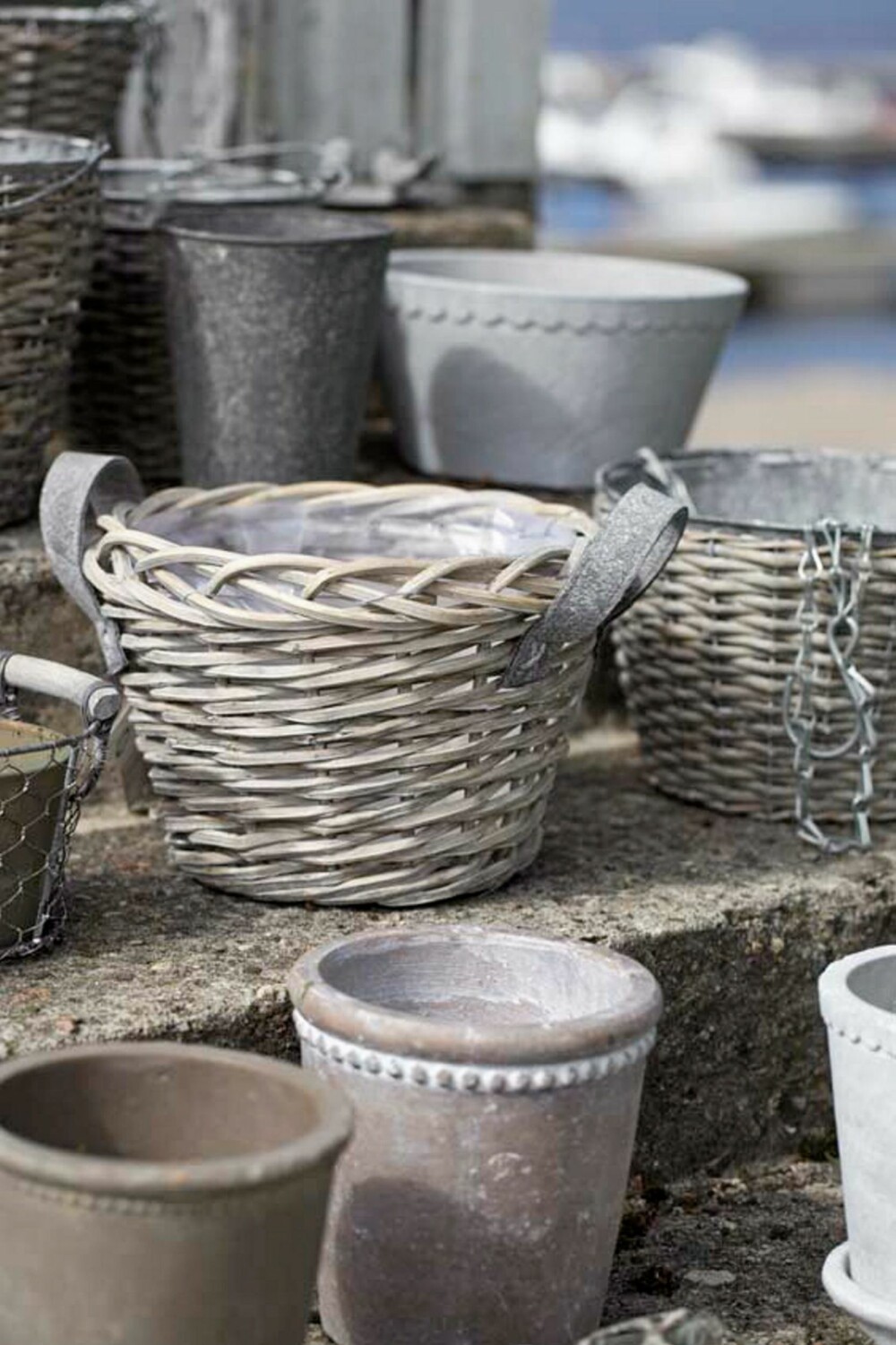 PLANT RIKTIG: Sett gjerne plantene i hyggelige rustikke potter. Sørg for at det er hull i bunnen slik at overflødig vann kan renne ut. PLANT RIKTIG: Sett gjerne plantene i hyggelige rustikke potter. Sørg for at det er hull i bunnen slik at overflødig vann kan renne ut.