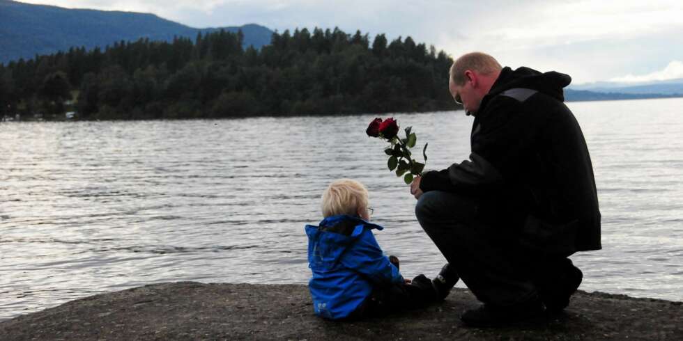 UTVIKA: Den 26. juli dro familien Nyfløt Lie til Utvika for å minnes terrorofrene og legge ned blomster. UTVIKA: Den 26. juli dro familien Nyfløt Lie til Utvika for å minnes terrorofrene og legge ned blomster.