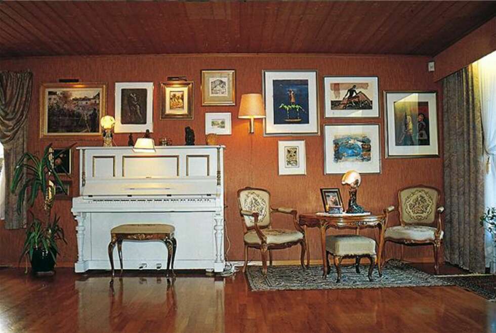 FØR i TIDEN. Denne stuen er siden blitt oppgradert, men viser hvor vanlig det var med maleribelysning tidligere. Gallerist Dag Modal ser ingen grunn til å fortsette med malerilys, det lyser bare opp den øverste delen av bildet. Spotlights eller downlighst er langt bedre. FØR i TIDEN. Denne stuen er siden blitt oppgradert, men viser hvor vanlig det var med maleribelysning tidligere. Gallerist Dag Modal ser ingen grunn til å fortsette med malerilys, det lyser bare opp den øverste delen av bildet. Spotlights eller downlighst er langt bedre.