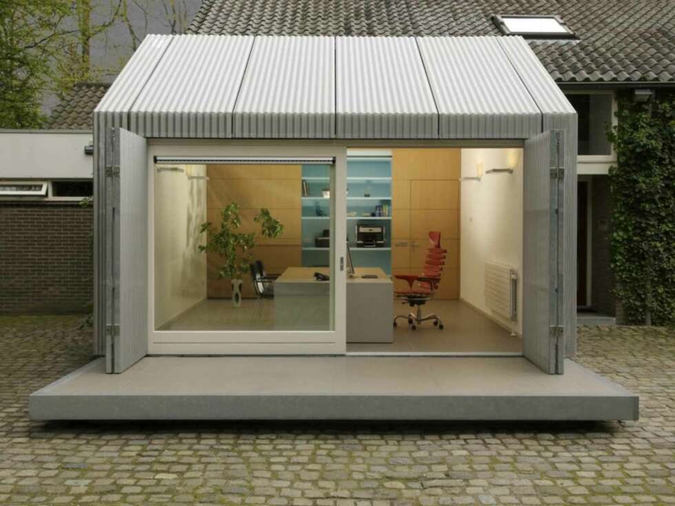 INNSYN: Når panelene i metall er åpne, har man fra fronten av huset innsyn til kontoret. INNSYN: Når panelene i metall er åpne, har man fra fronten av huset innsyn til kontoret.