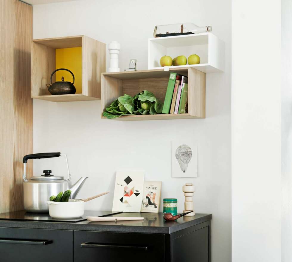 KASSER OVER BENKEN: Hyllene Stacked fra Muuto, kr 549-749. KASSER OVER BENKEN: Hyllene Stacked fra Muuto, kr 549-749.