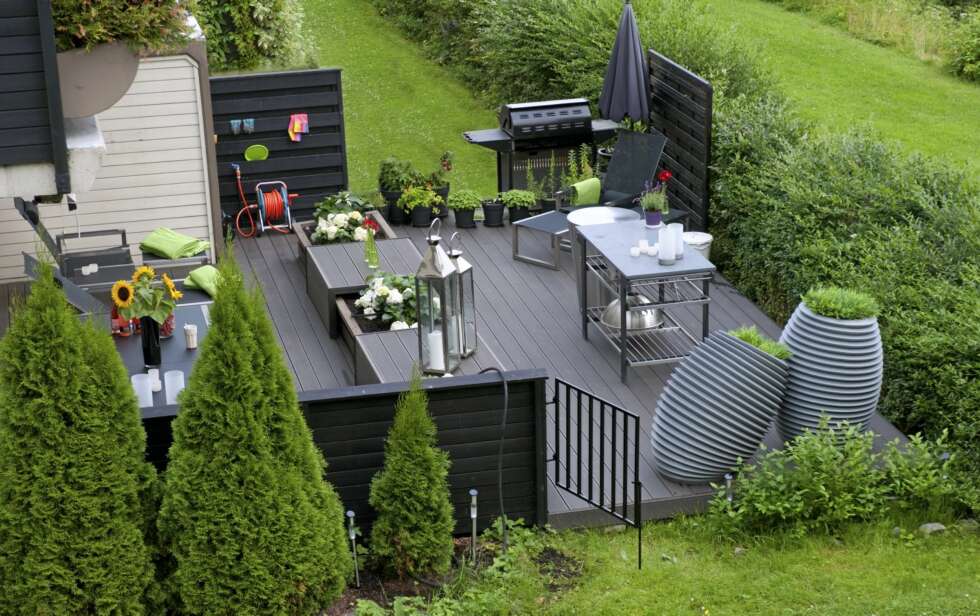 BALKONGKASSEN ENDRET: Den litt kjedelige betongkassen i betong er kledd med tre og laget til benk og blomsterkasse. BALKONGKASSEN ENDRET: Den litt kjedelige betongkassen i betong er kledd med tre og laget til benk og blomsterkasse.