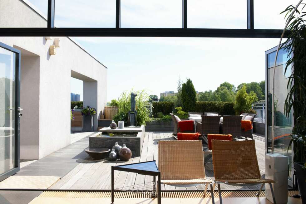 Oslo 2010: Med himmelen som tak; 250 kvadratmeter stor takterrasse i Oslo sentrum, eid av arkitekt Odd Degnæs. Terrassen er inspirert av japansk hagekunst, som gjenspeiler naturen og binder terrassen sammen med omgivelsene.
takterrasse Oslo 2010: Med himmelen som tak; 250 kvadratmeter stor takterrasse i Oslo sentrum, eid av arkitekt Odd Degnæs. Terrassen er inspirert av japansk hagekunst, som gjenspeiler naturen og binder terrassen sammen med omgivelsene.
takterrasse