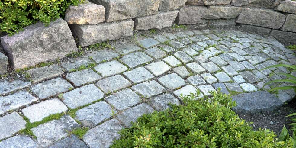 LEGGE BROSTEIN: Dersom du vil legge brostein av granitt i hagen, har vi en enkel oppskrift du kan følge. LEGGE BROSTEIN: Dersom du vil legge brostein av granitt i hagen, har vi en enkel oppskrift du kan følge.