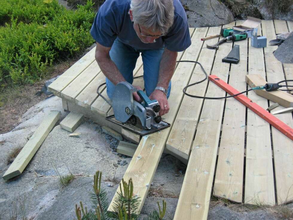 KAPPE BORD: Det er en smakssak om du vil kappe ett og ett bord, eller kappe dem til slutt. Ofte kan det være greit å kappe dem i én operasjon. Da sparer du tid, og kuttet blir rettere. Men lag gjerne en strek på forhånd eller spikre på en lekt e.l. som sagen kan skyves inntil. KAPPE BORD: Det er en smakssak om du vil kappe ett og ett bord, eller kappe dem til slutt. Ofte kan det være greit å kappe dem i én operasjon. Da sparer du tid, og kuttet blir rettere. Men lag gjerne en strek på forhånd eller spikre på en lekt e.l. som sagen kan skyves inntil.
